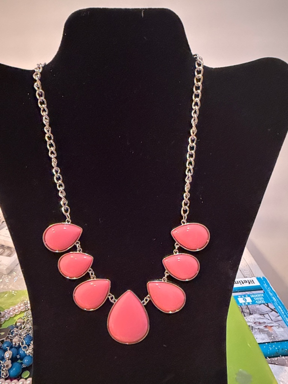 Fashion Teardrop Statement Necklace in Pink